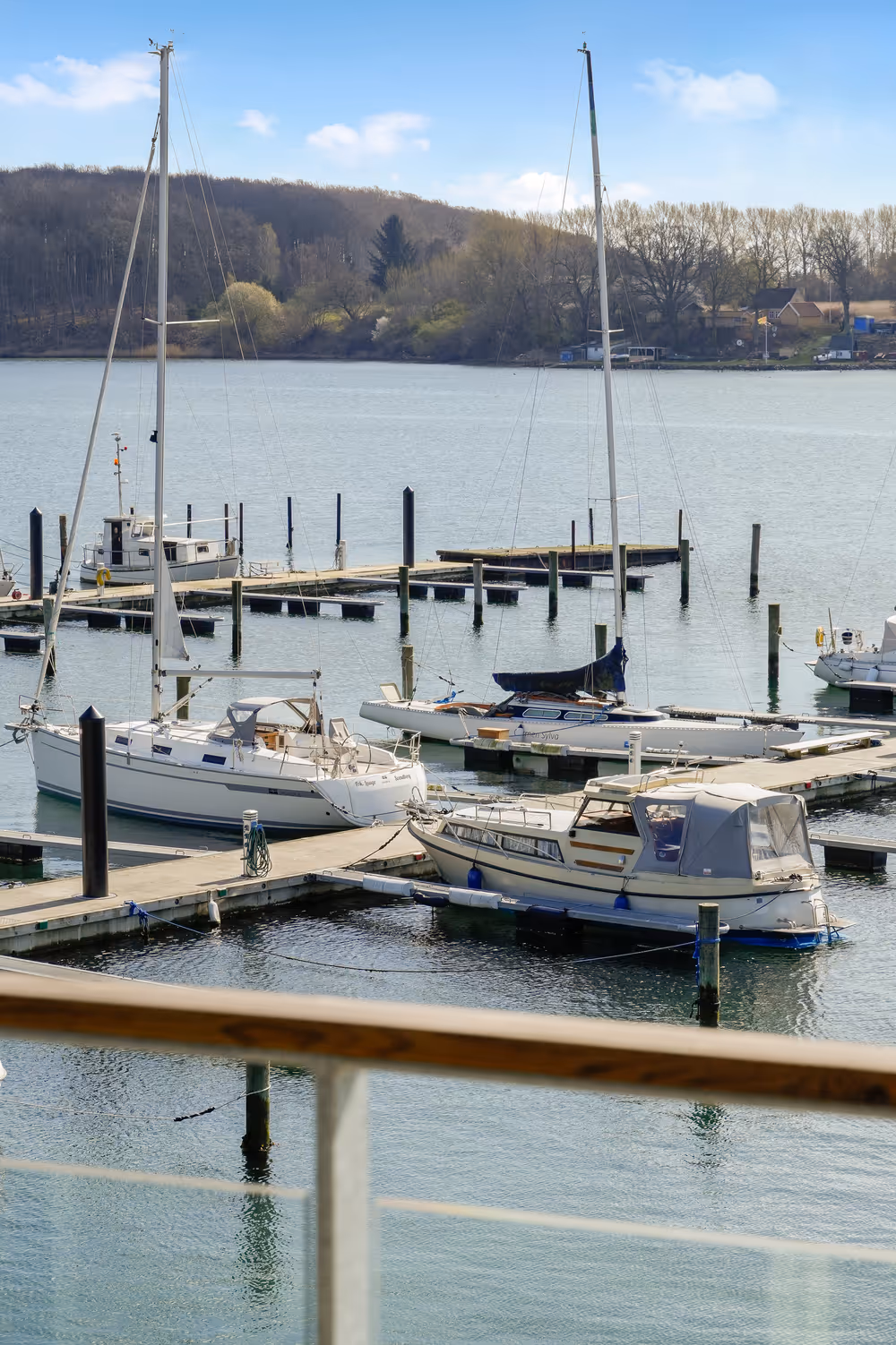 Både i havnen set fra terrasse